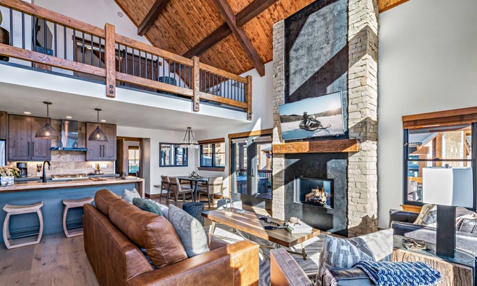 Estes Park Cabin | Cozy Cabin Retreat with Fireplace, Jacuzzi & Spa Amenities