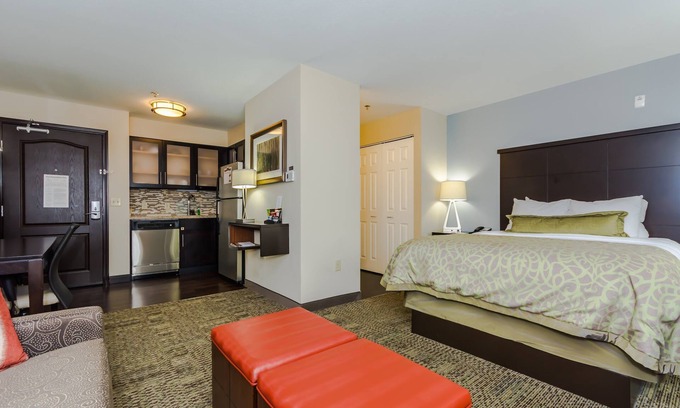 Grand Forks Apartment | Relax with Pool & Hot Tub Near University of North Dakota