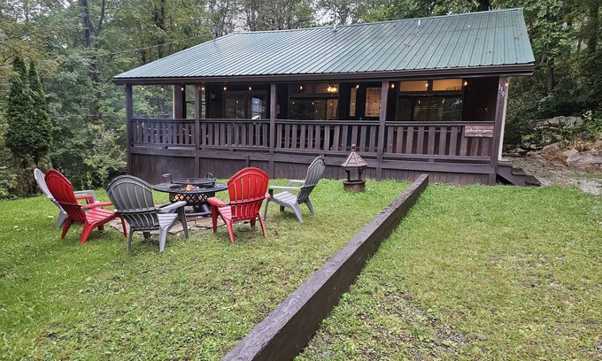 Jefferson Township Cabin | Experience Mountain Grove: Cozy Tree House with Bonfire Grill