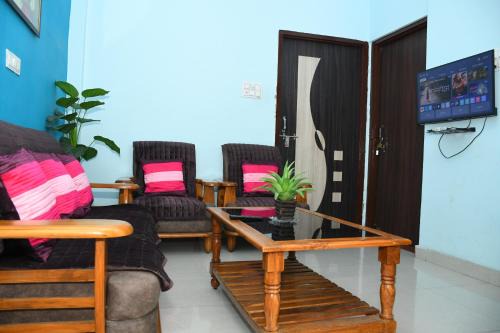 Varanasi Apartment | Budget-Friendly Indra Apartment: Pet & Child Friendly Stay
