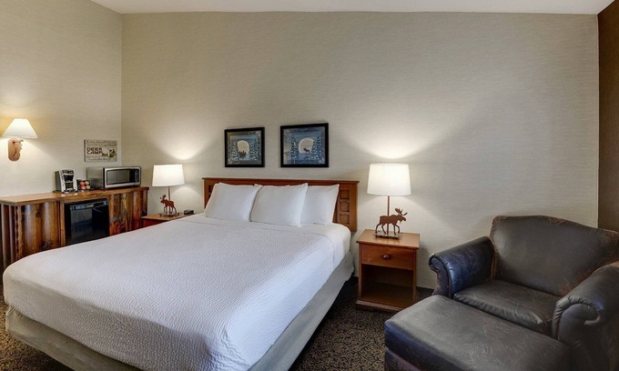 Columbia Hotel | Experience Columbia's Rustic Suites with Heated Pools