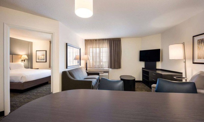 Nassau Bay Resort | Experience Cozy Comfort with Pet-Friendly Units & Full Kitchen