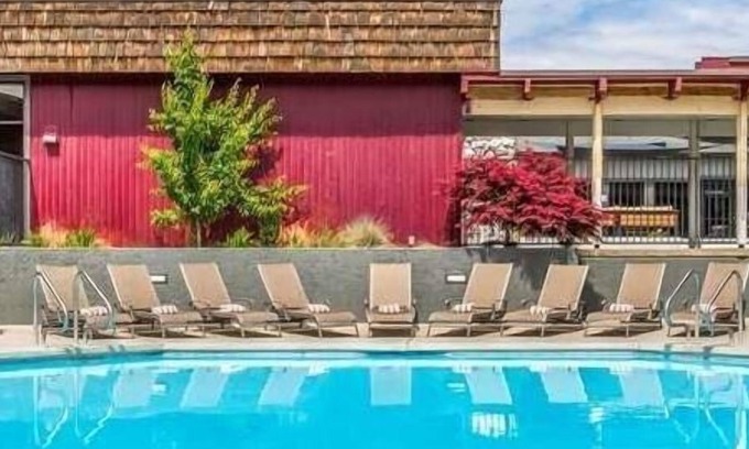 Tri-Cities Resort | Experience Comfort in a Contemporary Unit with Pool Access