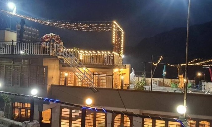 Gilgit Hotel | Indus Lodges Gilgit: Family-Friendly Retreat with Dining
