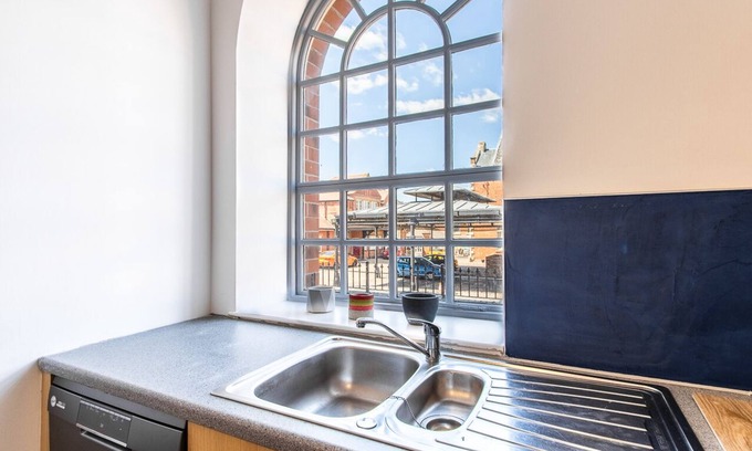 Newark Apartment | Stylish 2-Bed Apartment in Central Newark with Kitchen