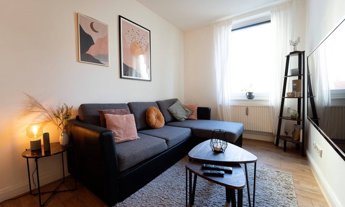 Bad Wilhelmshoehe Apartment | Trendy Industrial Apartment with Kitchen Near Bergpark