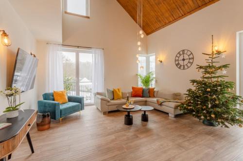 Hohenfels-Essingen Villa | Relaxing Industrial Loft with Whirlpool, Sauna & Terrace