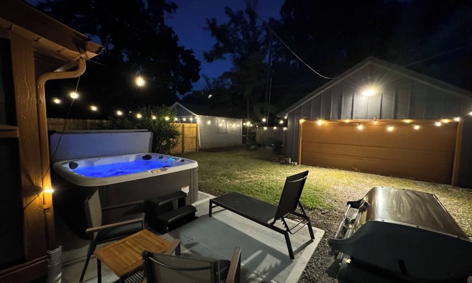 Indianapolis House | Indy Bungalow-Near Butler & Broad Ripple-Hot Tub!