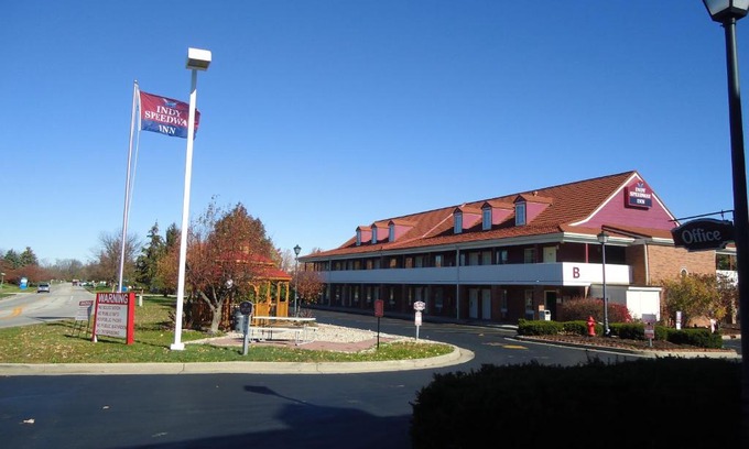 Indianapolis Hotel | Indy Speedway Inn: Family-Friendly with Pet Amenities