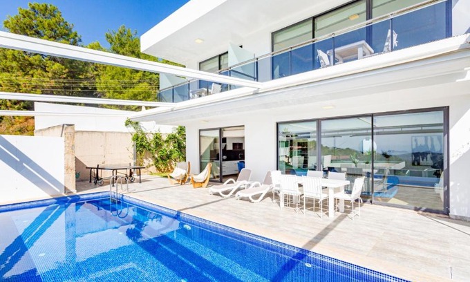 Islamlar House | Unforgettable Oceanfront Retreat at Infinity Paradise Hotel