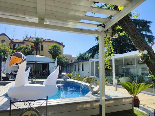 Rho Bed & Breakfast | Serene Infinity Passion: Poolside Bliss with Ocean Views