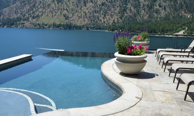 Manson Villa | Relax at Lake Chelan: Infinity Pool & Spa with Stunning Views