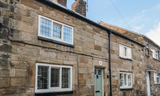 Guisborough House | Pet-Friendly Inglenook Cottage: A 4-Star Retreat for Families