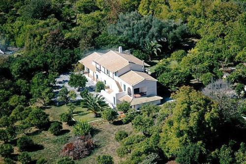 Ntomata Apartment | Experience Inglessata Rose: Oceanfront Retreat with Breakfast