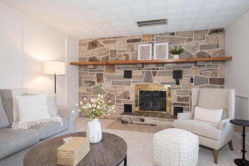 Saint Thomas House | Cozy Inglewood Cottage: Family-Friendly Getaway Awaits