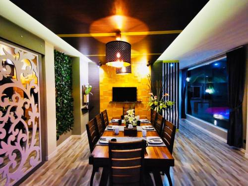 Pak Nam Villa | Ingnam Pool Villa: Family-Friendly Retreat with a Pool