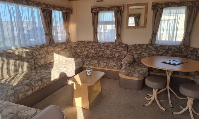 Ingoldmells Apartment | Family-Friendly Coral Beach with Free Wifi and Smart TV