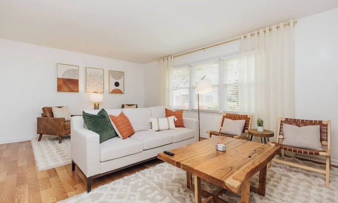 Perry House | Relaxing 4BR Home with Pool & Garage - Perfect for Families