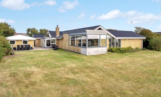 Hirtshals House | Experience Ingwelde: Oceanfront Retreat with Spa & Breakfast