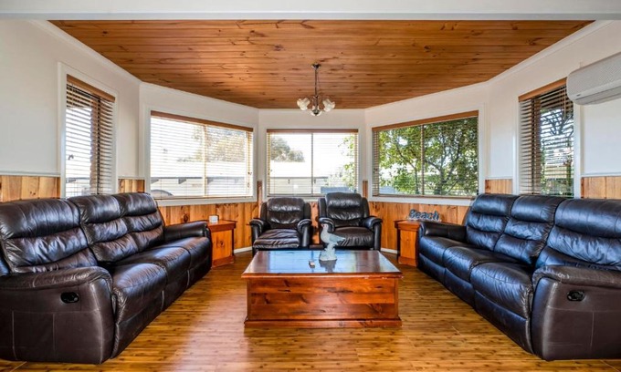 Inverloch House | Scenic INLET HIDEAWAY on Cuttriss with Oceanfront Comfort