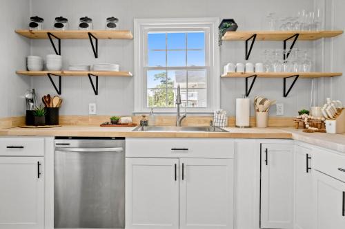 Garden City House | Discover Inlet Paradise: Family-Friendly with Breakfast
