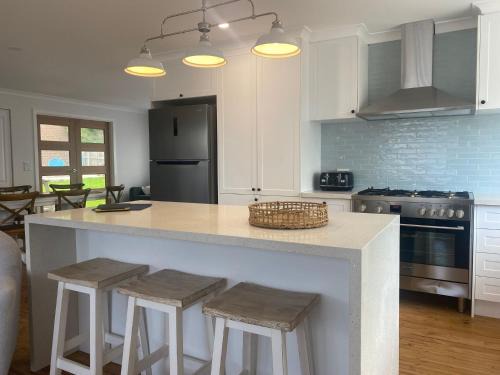 Inverloch House | Inlet Tides: Ocean View Retreat with Wifi Access