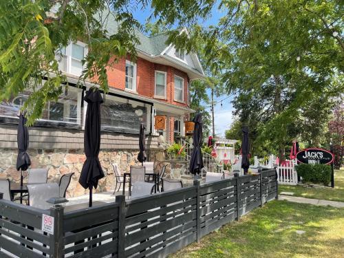 Kingsville Hotel | Elegant Inn 31: Top-Rated Stay with Breakfast Included