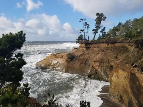 Depoe Bay Hotel | Oceanfront Inn at Arch Rock: Guest Rated 8.7/10