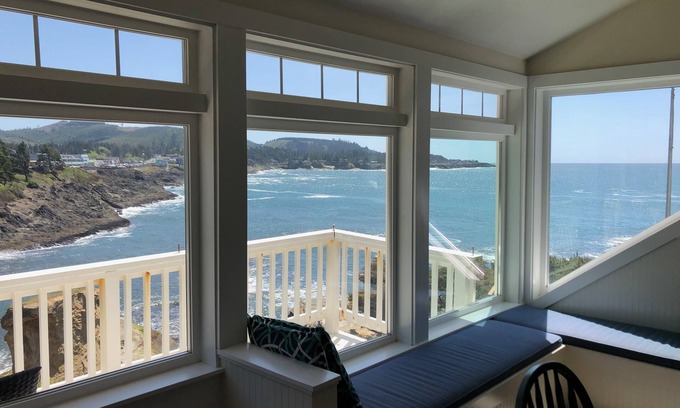 Depoe Bay Hotel | Discover Inn at Arch Rock: Guest Rated 9.4 with Dining