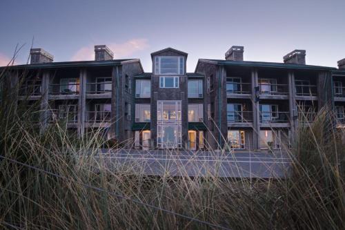 Pacific City Hotel | Pet-Friendly Inn at Cape Kiwanda with Pool & Hot Tub