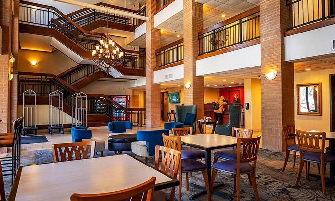 Kinder Hotel | Discover Inn at Coushatta: Family-Friendly with Pool & Breakfast