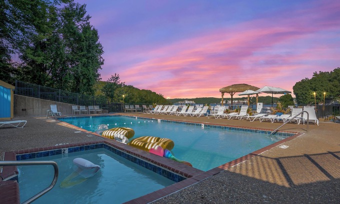 Osage Beach Hotel | Relax at Inn at Grand Glaize with Pool and Spa Amenities
