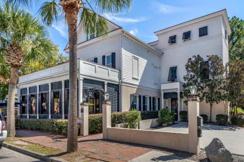 Mount Pleasant Hotel | Discover the Inn at I'On: 4-Star Comfort with Pool & Breakfast