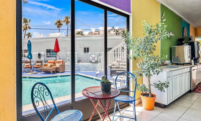 Chino Canyon Hotel | Stylish Inn at Palm Springs with Pool and Family Amenities