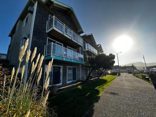 Seaside Hotel | Cozy Inn at the Shore: Oceanfront & Pet Friendly Retreat