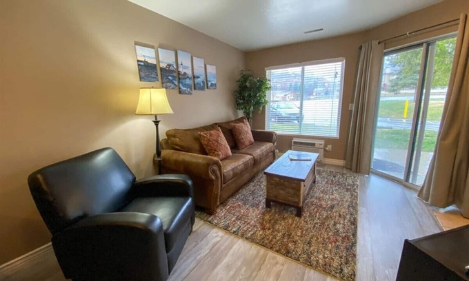 Harbor Village Condo | Cozy Inn Building Condo #110: Pet-Friendly & Spa Amenities
