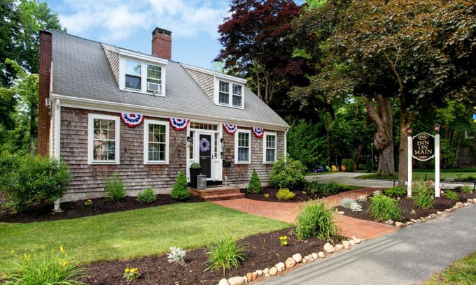 Yarmouth Port Bed & Breakfast | Cozy Inn On Main: Ocean Views & Breakfast Awaits You
