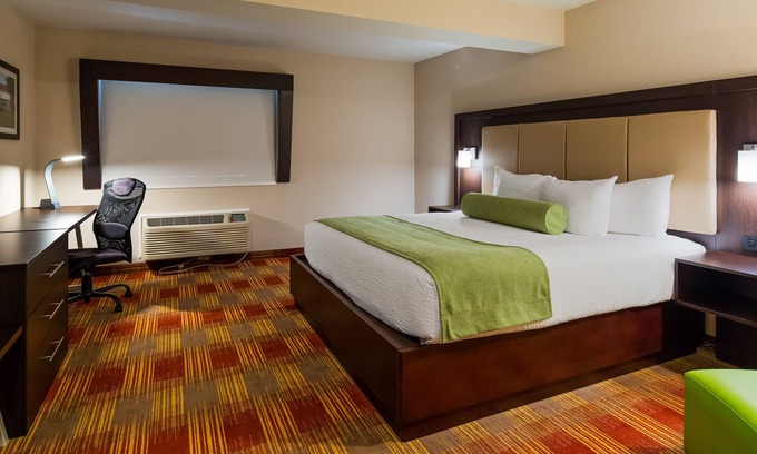Mansfield Center Hotel | Inviting Inn on Storrs: Family-Friendly with Pool & Spa