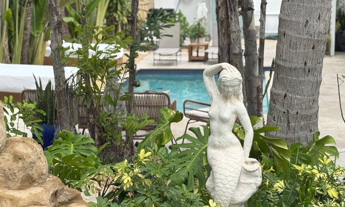 Wilton Manors Hotel | Ideal Getaway at Islands Inn On The Drive with Pool & Spa
