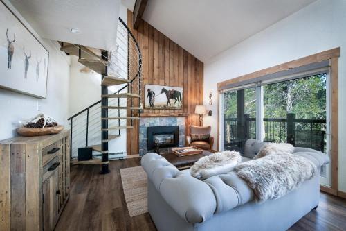 Warrior's Mark House | Relaxing Inner Circle 15 Condo with Pool & Hot Tub Access