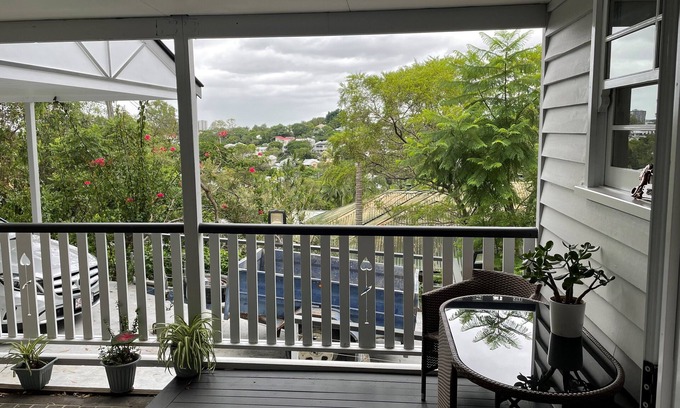 Auchenflower Apartment | Modern Inner-City Apartment with Spa and Hot Tub Amenities