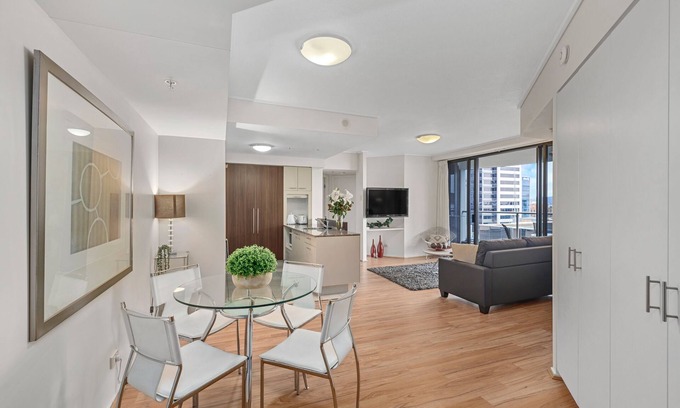Brisbane Central Business District Apartment | Experience Inner-City Vibes: 2BR with Pool & Balcony
