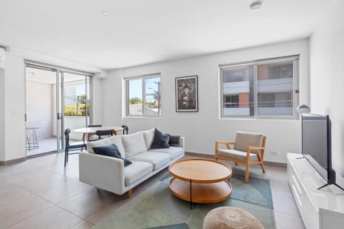 Marrickville Apartment | Convenient 1BR with Balcony - Close to CBD & Family-Friendly