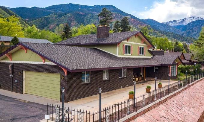 Manitou Springs Historic District Bed & Breakfast | Relax at INNhale Bed&Brunch with Spa & Hot Tub in Manitou Springs