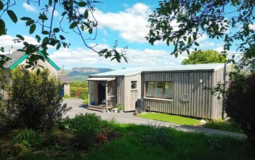 Fivemilebourne Apartment | Family-Friendly Innisfreedom Cabin with Top Guest Ratings