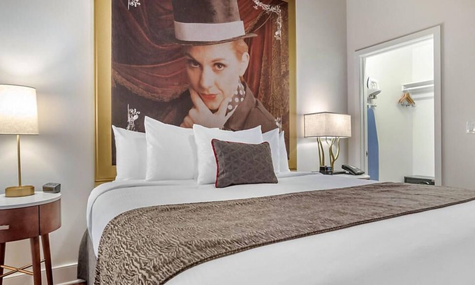 Central Business District Hotel | Experience Innovative Décor in the Theater District