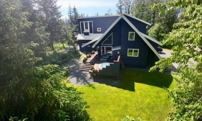 Alyeska House | Inviting Innsbruck House: Mountain Views & Steps to Skiing