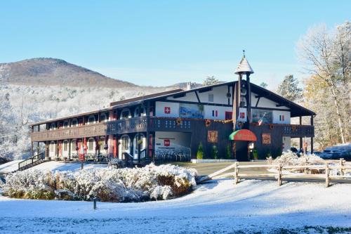 Stowe Area Cabin | Pet-Friendly Innsbruck Inn at Stowe with Ocean View & Pool