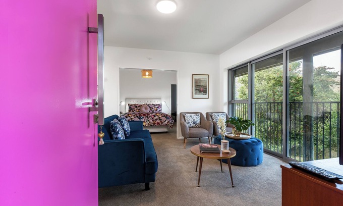 Queenstown Apartment | Experience InnThePink: New Lake Edge Apartment Retreat