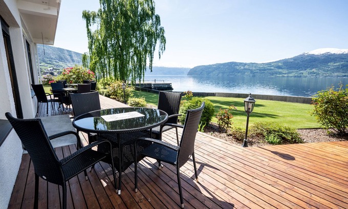 Innvik Hotel | Inviting Innvik Fjordhotel with Family-Friendly Amenities